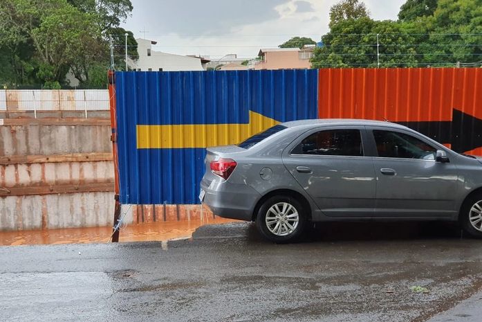 Cratera se abre e engole carros em Brasília após chuva