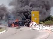 Carreta capota e pega fogo na BR-101 entre Alagoas e Sergipe