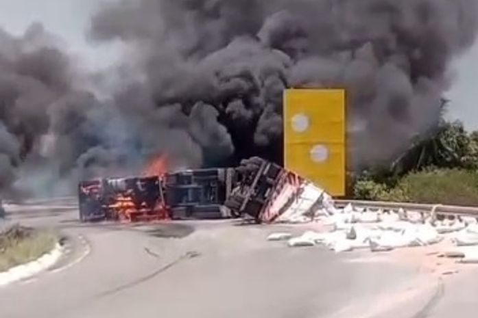 Carreta capota e pega fogo na BR-101 entre Alagoas e Sergipe