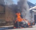 Veículo é destruído pelas chamas e incêndio assusta moradores em Arapiraca 