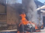 Veículo é destruído pelas chamas e incêndio assusta moradores em Arapiraca 