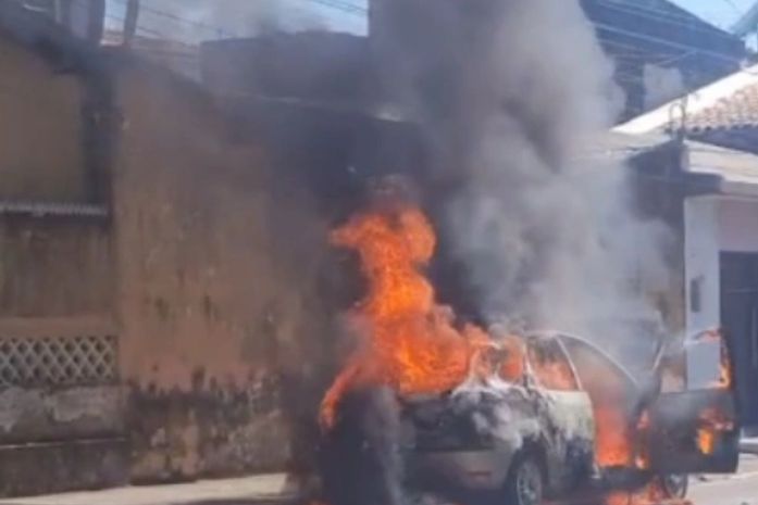 Veículo é destruído pelas chamas e incêndio assusta moradores em Arapiraca