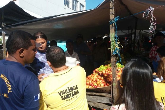 Em Atalaia fiscais realizam mais uma operação apreendendo produtos vencidos na feira livre