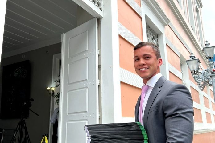 Leonam Pinheiro toma posse como deputado estadual e faz história após protocolar 187 proposições