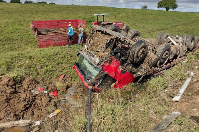 Motorista perde controle e caminhão cai em ribanceira na AL-110