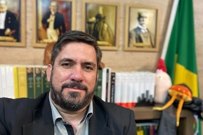 Visando fomentar leitura e debate político, Leonardo Dias anuncia criação de Biblioteca Comunitária