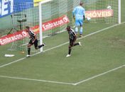 “Apagão”, VAR e expulsão: CSA é goleado pelo Ceará no início da Série A