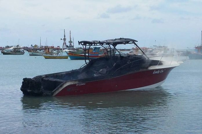 Lancha pega fogo no Jaraguá