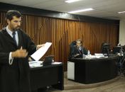 Advogado Ricardo Moraes fala aos jurados; juiz Geraldo Amorim conduz julgamento.