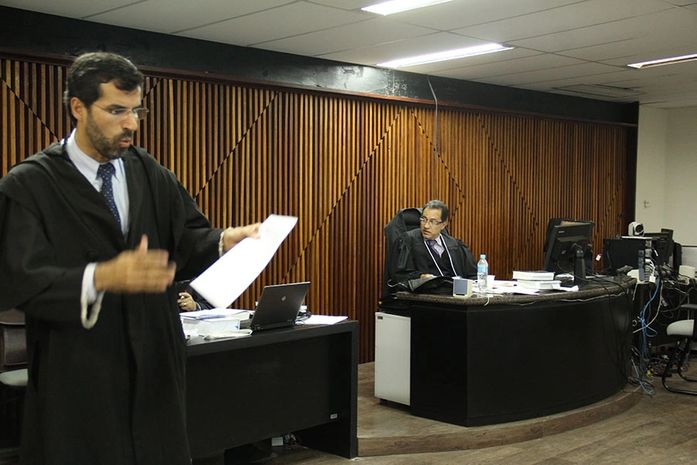Advogado Ricardo Moraes fala aos jurados; juiz Geraldo Amorim conduz julgamento.