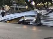 Condutor perde o controle após estouro de pneu e invade obras da Praça do Centenário, em Maceió