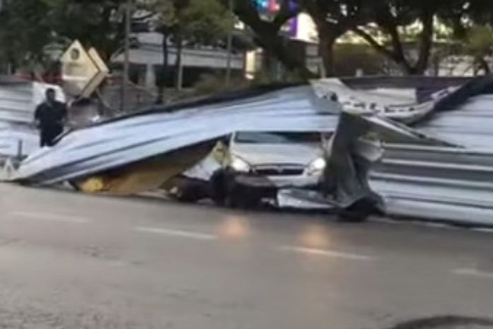Condutor perde o controle após estouro de pneu e invade obras da Praça do Centenário, em Maceió