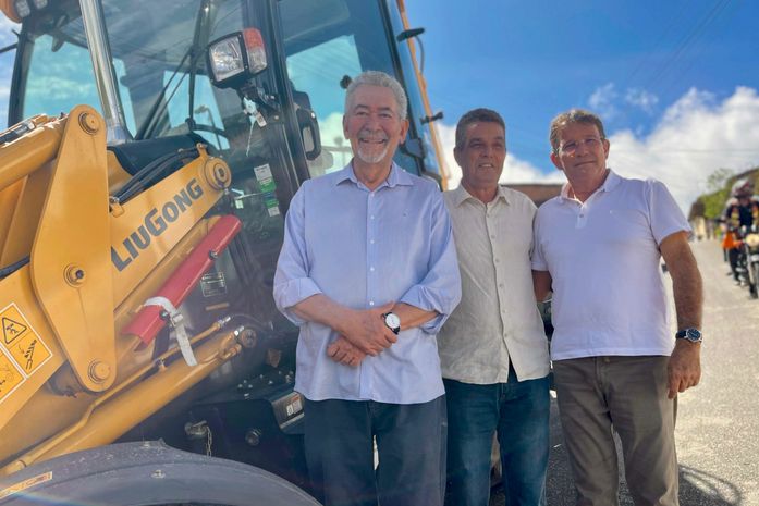 Prefeito de Branquinha reforça frota de veículos e assina OS para pavimentação de ruas