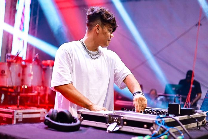 Dj André Lorenzo em apresentação no Carnaval Criativo 2023, no Benedito Bentes