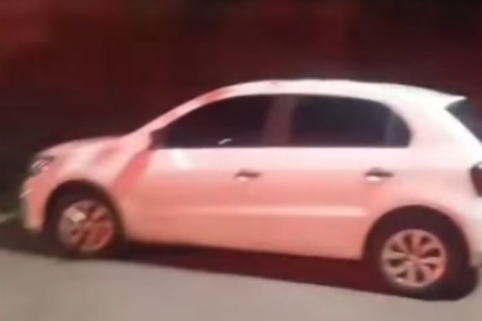 Dupla assalta motorista por aplicativo em Jacarecica e abandona carro durante perseguição
