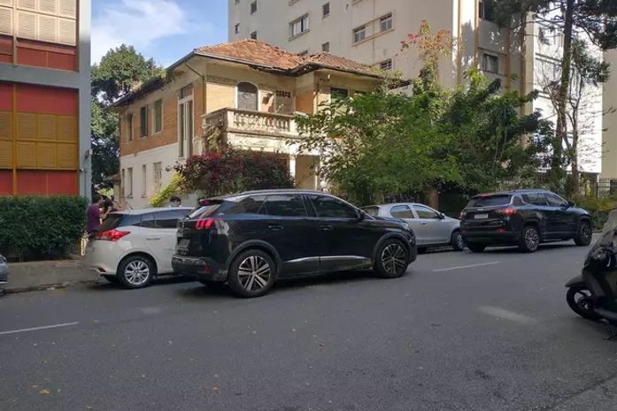 Gritos, selfies e até drone: casa abandonada vira atração em São Paulo