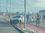 Motorista perde controle e veículo invade ciclofaixa na orla da Ponta Verde 

