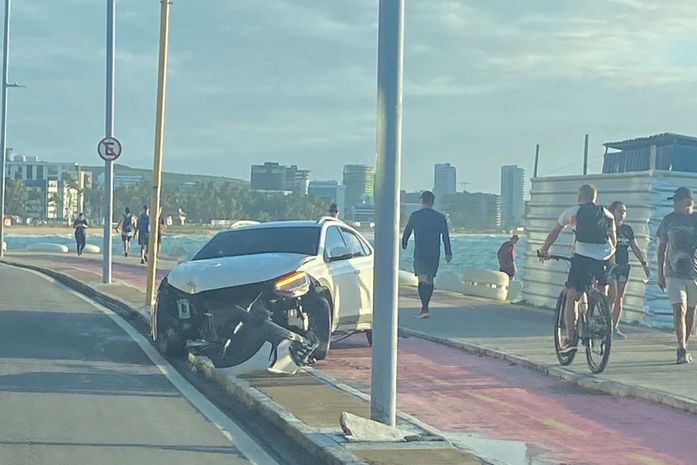 Motorista perde controle e veículo invade ciclofaixa na orla da Ponta Verde