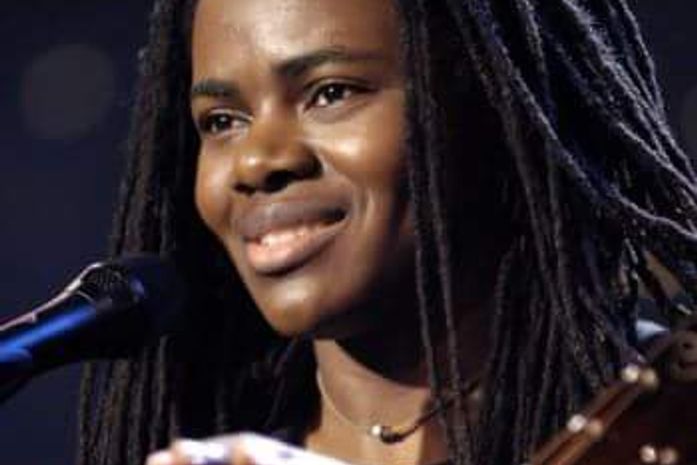 Essa moça da foto é a Tracy Chapman.