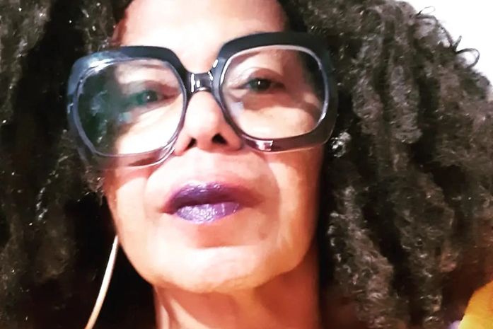 O blog da preta teve 200 mil acessos em, apenas, 5 dias. DU-ZEN-TOS MIL, entende?
Prazer, sou Arísia Barros .