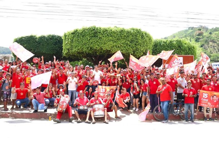 André Castro realiza visita à feira em Santana do Mundaú