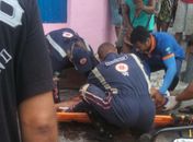Mulher é atropelada por micro-ônibus e tem a perna esmagada