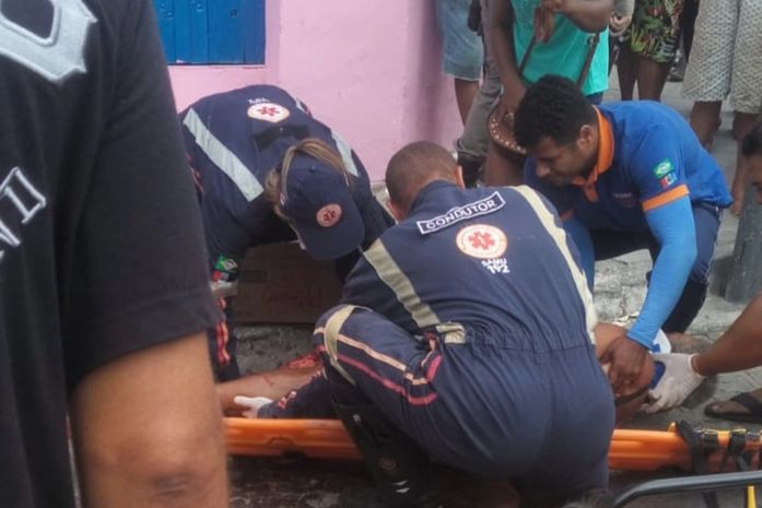 Mulher é atropelada por micro-ônibus e tem a perna esmagada