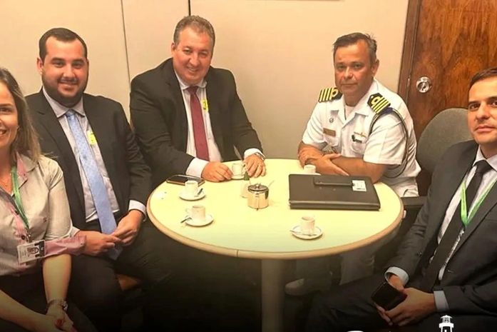 Vilela com o capitão Branco, da Marinha do Brasil tratando do projeto do Farol histórico da cidade