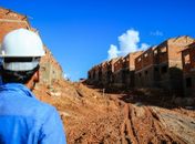 Prefeito vistoria construção de residencial no Rio Novo