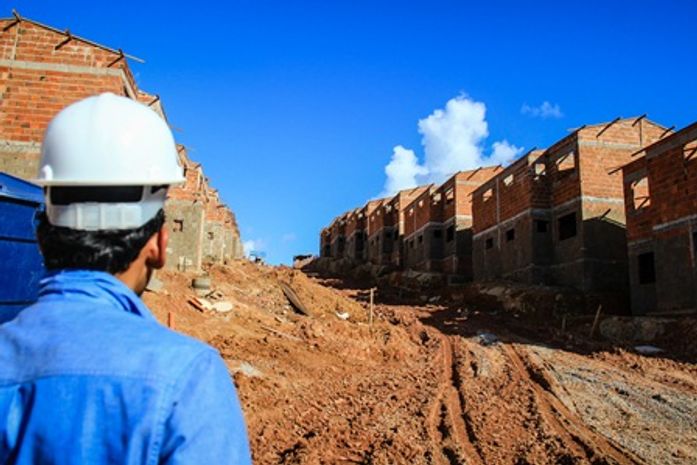 Prefeito vistoria construção de residencial no Rio Novo
