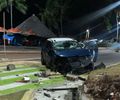 Carro capota e deixa rastro de destruição em calçada na Jatiúca 