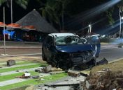 Carro capota e deixa rastro de destruição em calçada na Jatiúca 