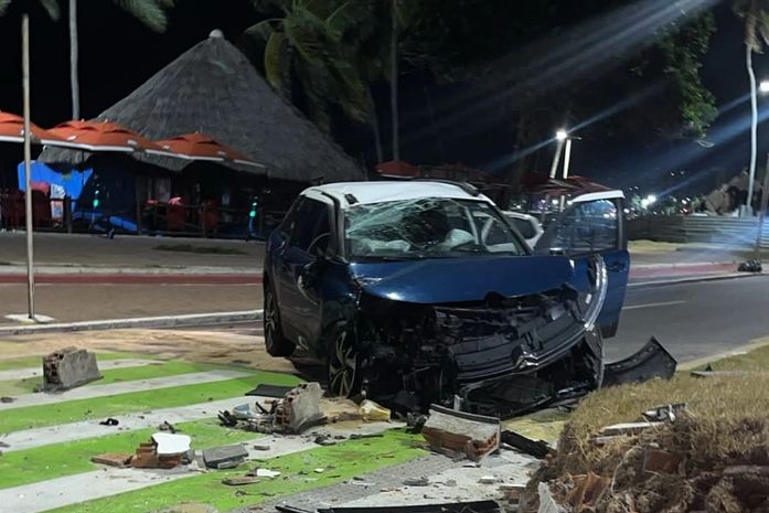 Carro capota e deixa rastro de destruição em calçada na Jatiúca