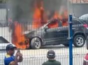 

Carro é tomado pelo fogo em estacionamento de supermercado no Agreste de Alagoas
