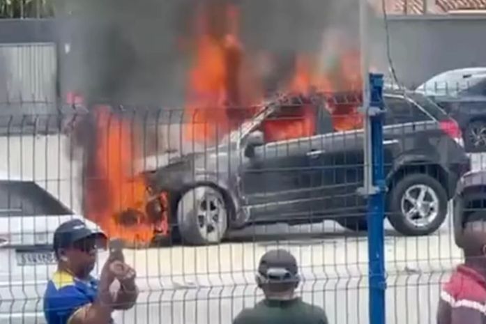 Carro é tomado pelo fogo em estacionamento de supermercado no Agreste de Alagoas