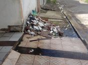 Desperdício de água tratada em vazamento em rua de Arapiraca
