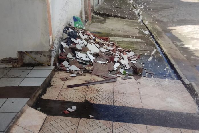 Desperdício de água tratada em vazamento em rua de Arapiraca