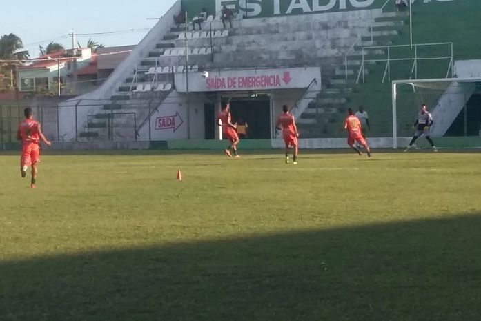 Técnico Elenilson Santos realizou atividades setorizadas com grupos específicos de jogadores