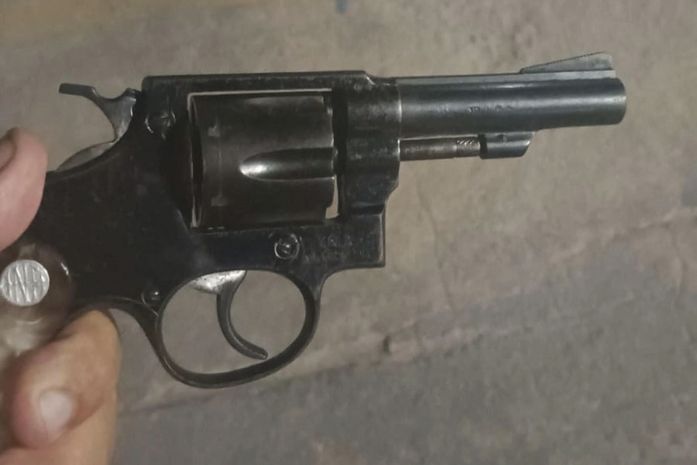 Homem é preso com arma e drogas em sede de torcida organizada