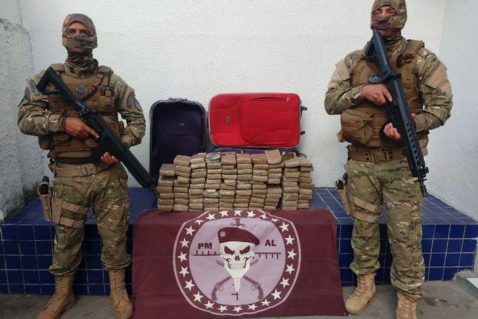 Tabletes de maconha apreendidos estavam em duas malas.