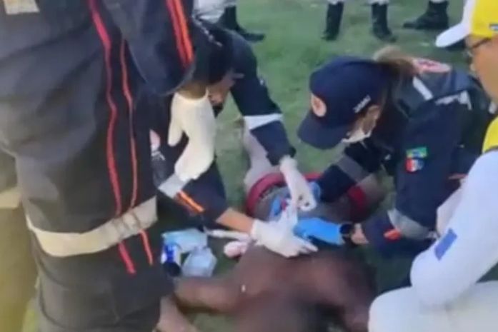 Homem é socorrido ao ser flagrado caminhando com faca cravada nas costas na orla de Maceió