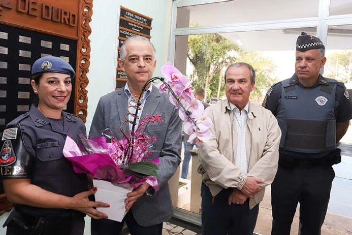 Mãe PM que matou assaltante em escola é homenageada pelo governador de SP