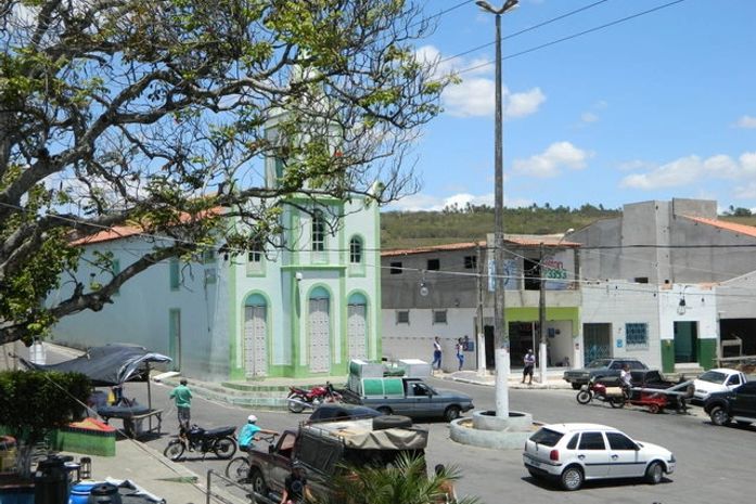 Famílias invadem casas inacabadas em conjunto em Feira Grande