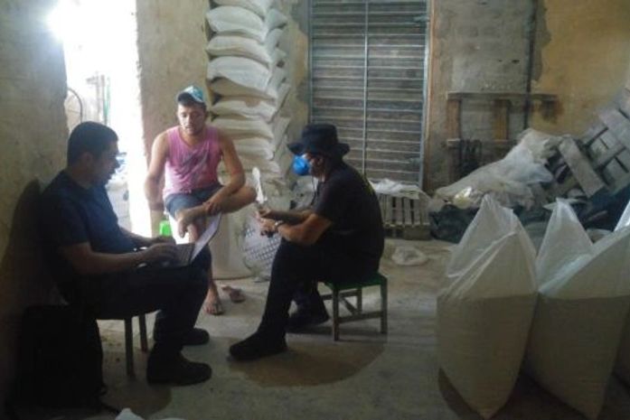 Trabalhadores de casas de farinha no Agreste recebiam 4 reais para raspar 200 quilos de mandioca