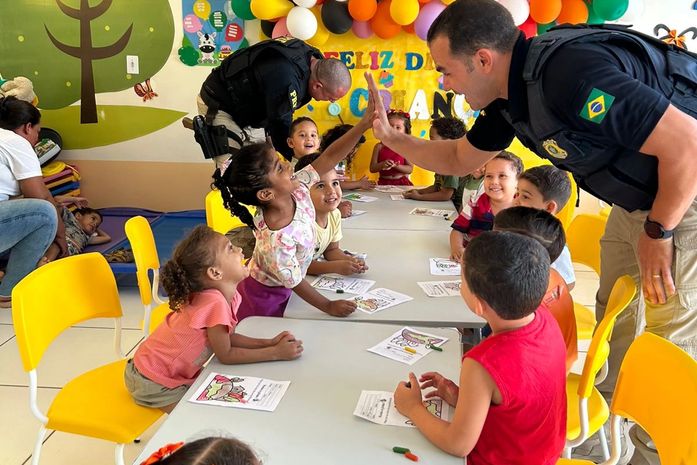 PRF realiza palestra educativa para alunos da educação infantil, em União dos Palmares