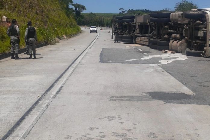 Homem morre após tombamento de carreta em trecho da BR-101, em AL; vítima ficou presa às ferragens