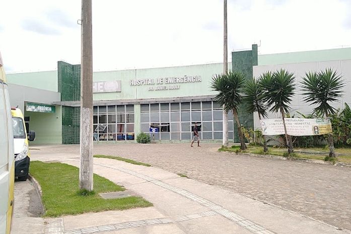 Homem esfaqueia rival em bar e tenta assassiná-lo no hospital