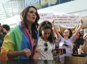 A transexual Lanna Hellen foi impedida por seguranças de entrar no banheiro feminino em um shopping de Maceió