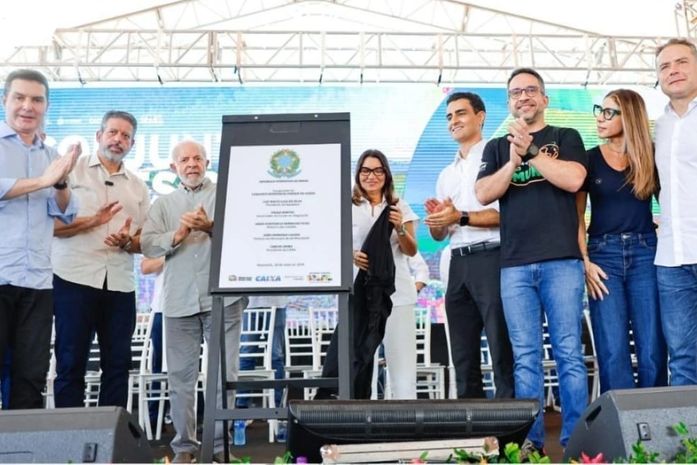 Lula reúne desafetos políticos em palanque ao entregar moradias em Maceió