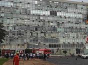 Incêndio atinge sexto andar do prédio do Ministério da Marinha